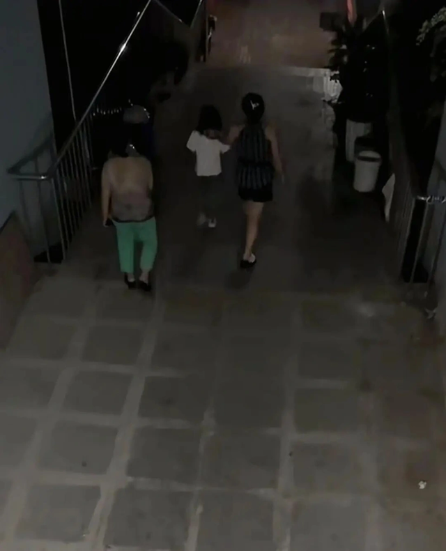 Cha đưa con tới chơi nhà bạn rồi không bao giờ quay lại đón, lý do được tiết lộ khiến nhiều người rơi nước mắt!- Ảnh 1.