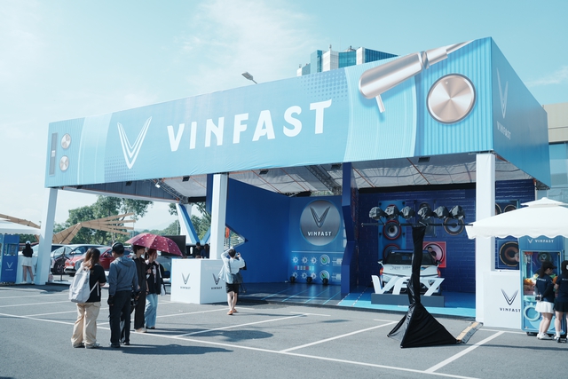 Chuyển đổi xanh ngay từ chiếc ô tô đầu tiên: Người trẻ háo hức chào đón xe điện- Ảnh 1. Chuyển đổi xanh ngay từ chiếc ô tô đầu tiên: Người trẻ háo hức chào đón xe điện- Ảnh 1.