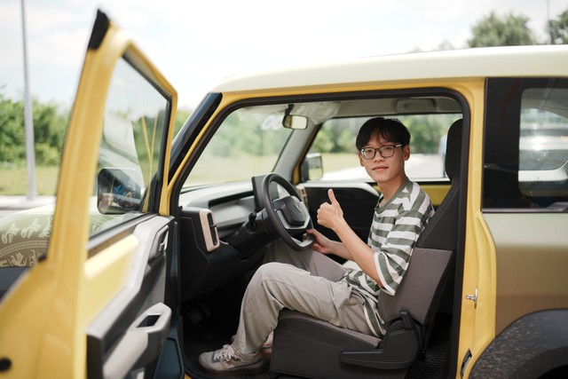 Chuyển đổi xanh ngay từ chiếc ô tô đầu tiên: Người trẻ háo hức chào đón xe điện- Ảnh 3. Chuyển đổi xanh ngay từ chiếc ô tô đầu tiên: Người trẻ háo hức chào đón xe điện- Ảnh 3.