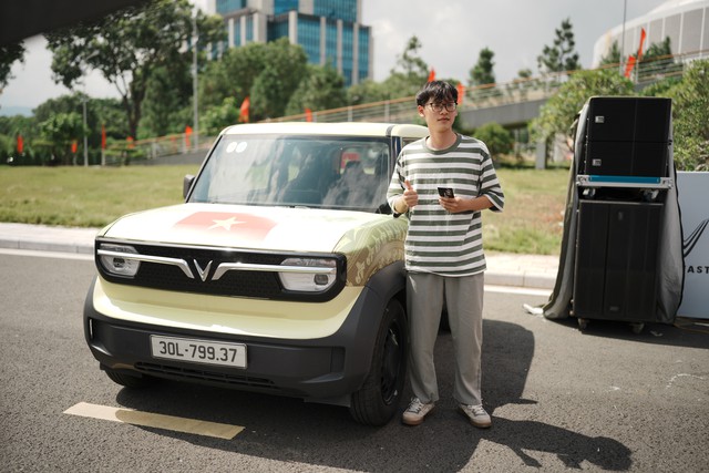 Chuyển đổi xanh ngay từ chiếc ô tô đầu tiên: Người trẻ háo hức chào đón xe điện- Ảnh 4. Chuyển đổi xanh ngay từ chiếc ô tô đầu tiên: Người trẻ háo hức chào đón xe điện- Ảnh 4.