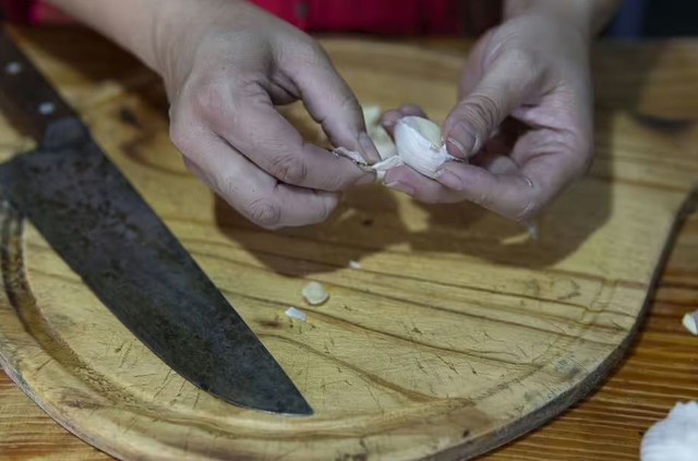 Đầu bếp chỉ c&aacute;ch bảo quản tỏi tươi l&acirc;u suốt 6 th&aacute;ng - kh&ocirc;ng phải để trong tủ lạnh- Ảnh 1.