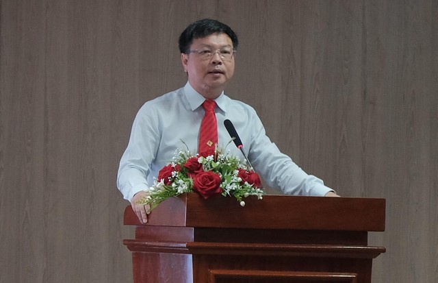 Ông Phạm Trung Kiên chụp ảnh lưu niệm cùng tập thể Lãnh đạo Saigon Co.op.