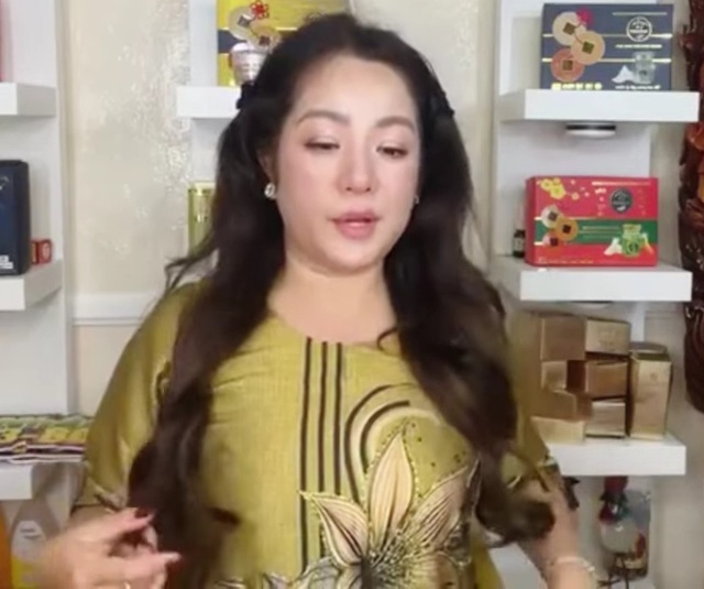 Nữ NSƯT 47 tuổi bị mạo danh lừa đảo: "C&oacute; người bị lừa mấy chục ngh&igrave;n đ&ocirc;"- Ảnh 1.