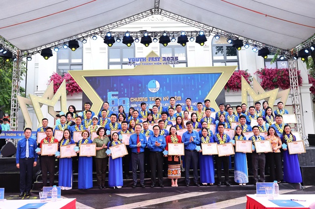 69 thanh niên nhận Giải thưởng “15 tháng 10”- Ảnh 3. 69 thanh niên nhận Giải thưởng “15 tháng 10”- Ảnh 3.