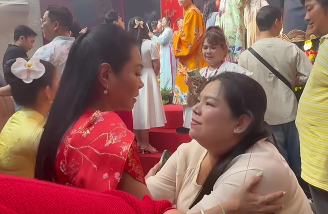 Phó chủ tịch Quyền Linh ăn mặc giản dị, ôm chặt một nữ NSƯT từ Mỹ về- Ảnh 2. Phó chủ tịch Quyền Linh ăn mặc giản dị, ôm chặt một nữ NSƯT từ Mỹ về- Ảnh 2.