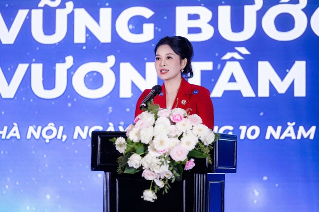 Bà Lê Thị Dung - Chủ tịch CLB CEO1983, Viện trưởng Viện Doanh trí, Tổng giám đốc Công ty CP Đào tạo và phát triển nhân lực DGroup phát biểu khai mạc (Ảnh: Gia Khánh). Bà Lê Thị Dung - Chủ tịch CLB CEO1983, Viện trưởng Viện Doanh trí, Tổng giám đốc Công ty CP Đào tạo và phát triển nhân lực DGroup phát biểu khai mạc (Ảnh: Gia Khánh).