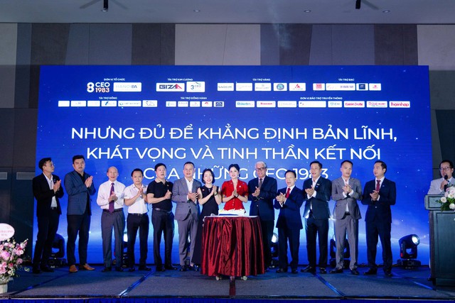 Nghi lễ thổi nến đánh dấu cột mốc 3 năm phát triển và tinh thần đồng hành bền chặt giữa các thành viên CEO 1983. Nghi lễ thổi nến đánh dấu cột mốc 3 năm phát triển và tinh thần đồng hành bền chặt giữa các thành viên CEO 1983.
