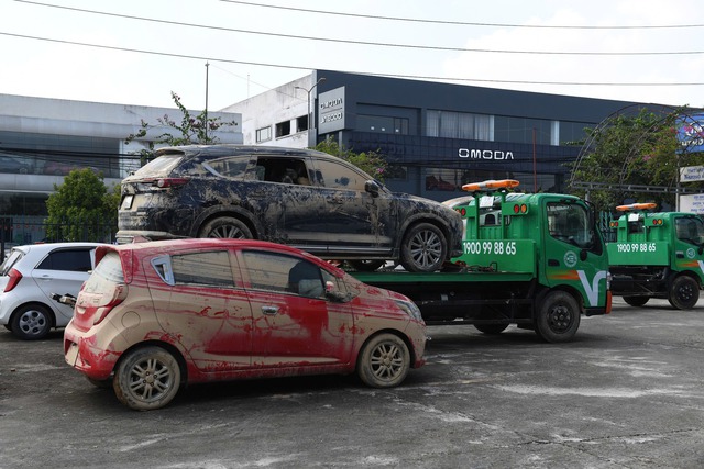 Xe ngâm lũ 3 ngày đặc kín bùn đất, nằm la liệt ở Thái Nguyên: Cứu hộ căng mình giải cứu- Ảnh 2.