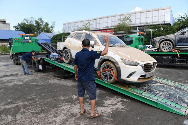 Xe ngâm lũ 3 ngày đặc kín bùn đất, nằm la liệt ở Thái Nguyên: Cứu hộ căng mình giải cứu- Ảnh 5.