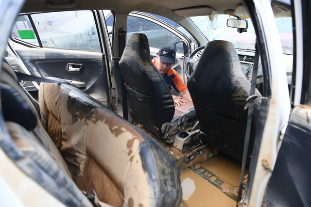 Xe ngâm lũ 3 ngày đặc kín bùn đất, nằm la liệt ở Thái Nguyên: Cứu hộ căng mình giải cứu- Ảnh 10.