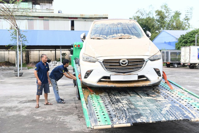 Xe ngâm lũ 3 ngày đặc kín bùn đất, nằm la liệt ở Thái Nguyên: Cứu hộ căng mình giải cứu- Ảnh 11.