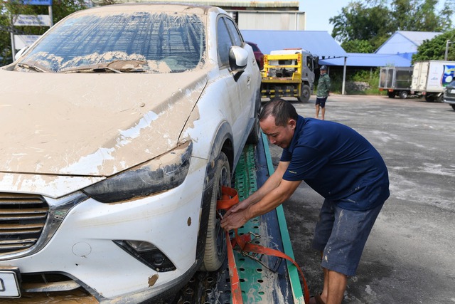 Xe ngâm lũ 3 ngày đặc kín bùn đất, nằm la liệt ở Thái Nguyên: Cứu hộ căng mình giải cứu- Ảnh 7.