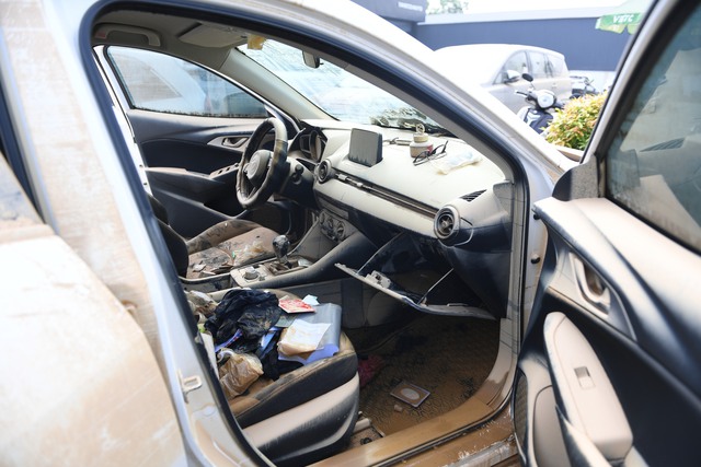 Xe ngâm lũ 3 ngày đặc kín bùn đất, nằm la liệt ở Thái Nguyên: Cứu hộ căng mình giải cứu- Ảnh 15.