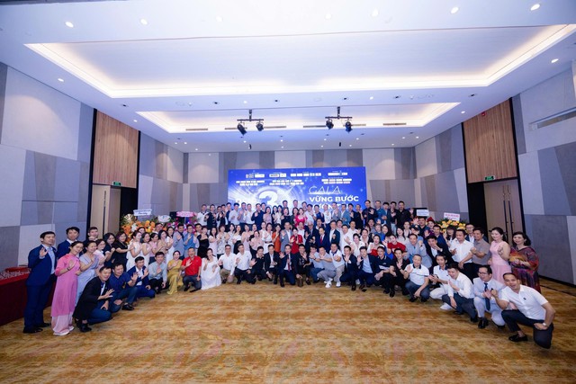 Các đại biểu khách mời cùng "Đại gia đình" CLB CEO1983 chụp ảnh lưu niệm(Ảnh: Gia Khánh) Các đại biểu khách mời cùng "Đại gia đình" CLB CEO1983 chụp ảnh lưu niệm(Ảnh: Gia Khánh)