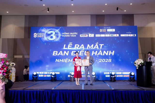 Bà Lê Thị Dung - Chủ tịch CLB CEO1983 vinh dự nhận Bằng khen của Ủy ban Trung ương Hội Doanh nhân trẻ Việt Nam trao tặng Bà Lê Thị Dung - Chủ tịch CLB CEO1983 vinh dự nhận Bằng khen của Ủy ban Trung ương Hội Doanh nhân trẻ Việt Nam trao tặng