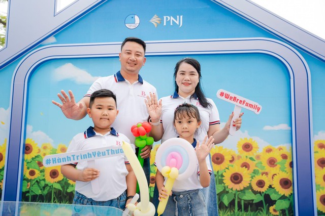 Ngày hội “Gia đình trẻ hạnh phúc 2025” khai mạc tại Hồ Gươm - Lan tỏa thông điệp hành trình yêu thương- Ảnh 6. Ngày hội “Gia đình trẻ hạnh phúc 2025” khai mạc tại Hồ Gươm - Lan tỏa thông điệp hành trình yêu thương- Ảnh 6.