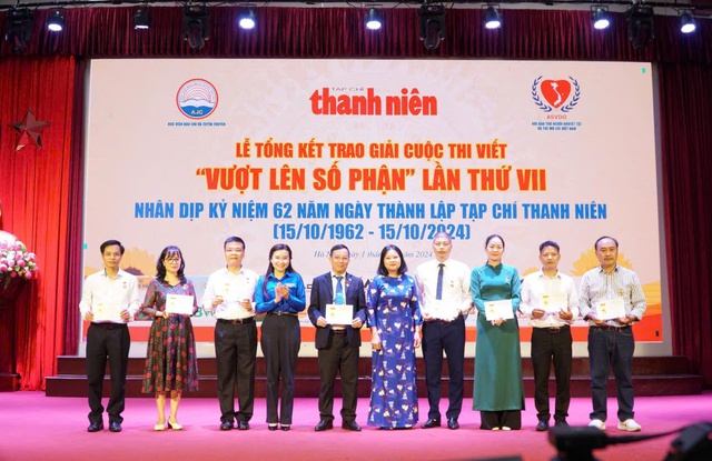 Đồng chí Nguyễn Phạm Duy Trang - Bí Thư Trung ương Đoàn tặng kỷ niệm chương cho các thành viên Tạp chí nhân dịp kỷ niệm 62 năm ngày thành lập Đồng chí Nguyễn Phạm Duy Trang - Bí Thư Trung ương Đoàn tặng kỷ niệm chương cho các thành viên Tạp chí nhân dịp kỷ niệm 62 năm ngày thành lập