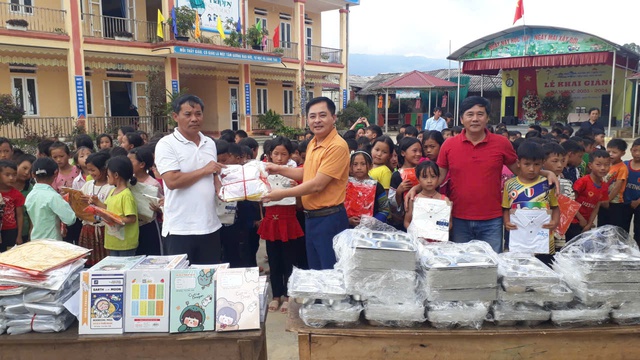 Tạp chí Thanh niên tặng hàng trăm bộ quần áo mới, đồ dùng học tập cho các cháu học sinh xã Tân Hợp, huyện Văn Yên, tỉnh Yên Bái, bị ngập lụt nặng nề do siêu bão Yagi gây ra tháng 9/2024. Tạp chí Thanh niên tặng hàng trăm bộ quần áo mới, đồ dùng học tập cho các cháu học sinh xã Tân Hợp, huyện Văn Yên, tỉnh Yên Bái, bị ngập lụt nặng nề do siêu bão Yagi gây ra tháng 9/2024.