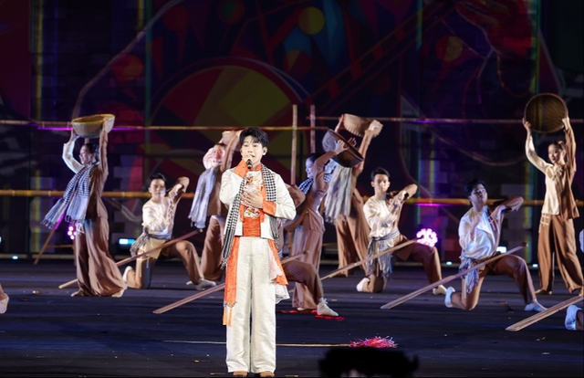 Tiêu Minh Phụng "sĩ đến hết đời" khi tham gia Lễ hội giao lưu văn hoá Thế giới 2025- Ảnh 1. Tiêu Minh Phụng "sĩ đến hết đời" khi tham gia Lễ hội giao lưu văn hoá Thế giới 2025- Ảnh 1.