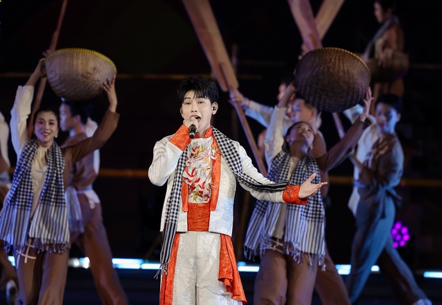 Tiêu Minh Phụng "sĩ đến hết đời" khi tham gia Lễ hội giao lưu văn hoá Thế giới 2025- Ảnh 2. Tiêu Minh Phụng "sĩ đến hết đời" khi tham gia Lễ hội giao lưu văn hoá Thế giới 2025- Ảnh 2.