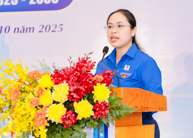 Đc Trịnh Thị Hiền Trân - PBT Thành đoàn, Phó Trưởng Ban Công tác Đoàn và Thanh thiếu niên TP, Chủ tịch Hội đồng Đội TP.HCM phát biểu chỉ đạo Đại hội. Đc Trịnh Thị Hiền Trân - PBT Thành đoàn, Phó Trưởng Ban Công tác Đoàn và Thanh thiếu niên TP, Chủ tịch Hội đồng Đội TP.HCM phát biểu chỉ đạo Đại hội.