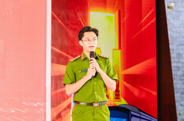 Đồng chí Đại úy Đặng Ngọc Sơn trình bày chuyên đề Đồng chí Đại úy Đặng Ngọc Sơn trình bày chuyên đề