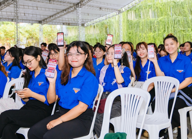 Đoàn viên, thanh niên các đội hình. Đoàn viên, thanh niên các đội hình.
