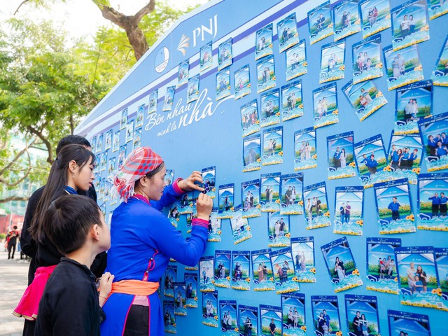Ngày hội “Gia đình trẻ hạnh phúc 2025” khai mạc tại Hồ Gươm - Lan tỏa thông điệp hành trình yêu thương- Ảnh 5. Ngày hội “Gia đình trẻ hạnh phúc 2025” khai mạc tại Hồ Gươm - Lan tỏa thông điệp hành trình yêu thương- Ảnh 5.