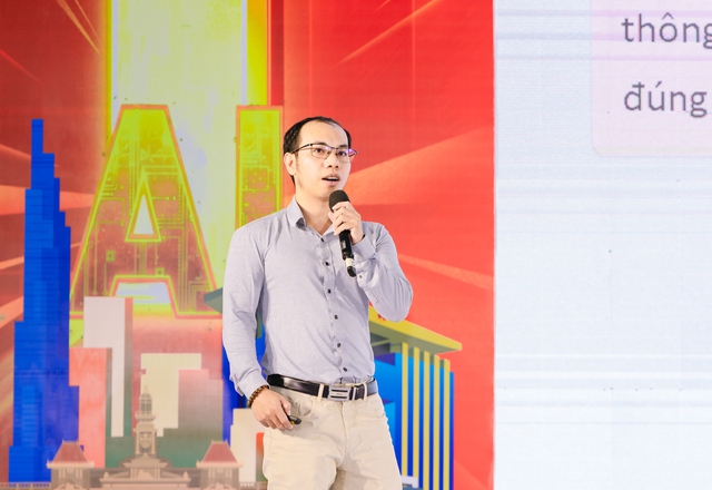 ThS. Lê Anh Tiến trình bày chuyên đề. ThS. Lê Anh Tiến trình bày chuyên đề.
