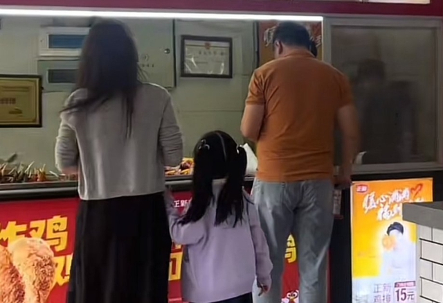Nh&igrave;n hai mẹ con b&ecirc;n quầy đồ ăn vặt, t&ocirc;i chợt hiểu: V&igrave; sao c&oacute; những đứa trẻ cả đời cũng kh&ocirc;ng kh&aacute; l&ecirc;n nổi- Ảnh 1.