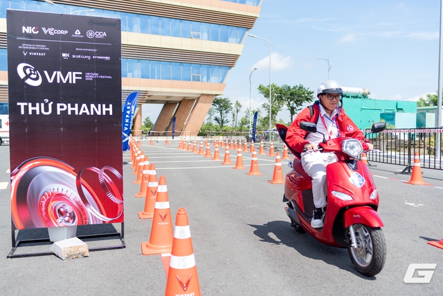 Xe máy điện thực ra nhiều loại lắm: Chia sẻ thân thực từ một bạn sinh viên đã chuyển đổi xanh tại Vietnam Mobility Festival- Ảnh 1. Xe máy điện thực ra nhiều loại lắm: Chia sẻ thân thực từ một bạn sinh viên đã chuyển đổi xanh tại Vietnam Mobility Festival- Ảnh 1.