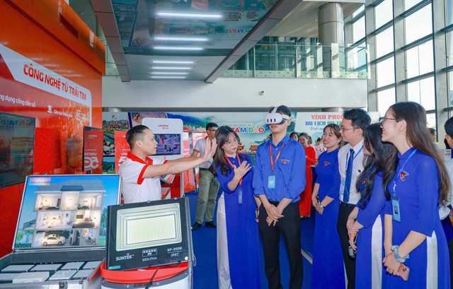 Xây dựng tỉnh Phú Thọ trở thành một trong những trung tâm công nghiệp, dịch vụ, logistics, du lịch cả nước- Ảnh 5.