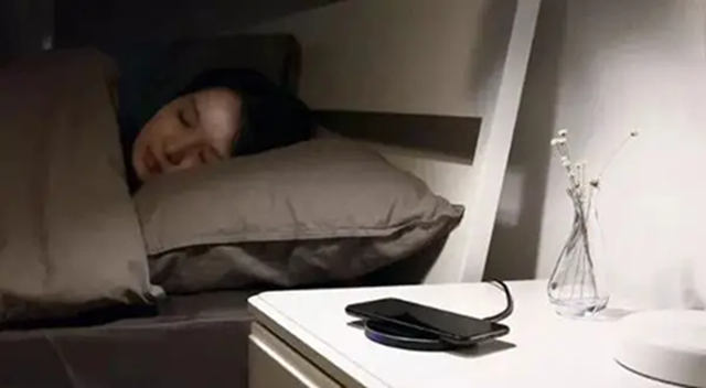 Vì sao không nên đặt điện thoại cạnh giường?- Ảnh 1. Vì sao không nên đặt điện thoại cạnh giường?- Ảnh 1.