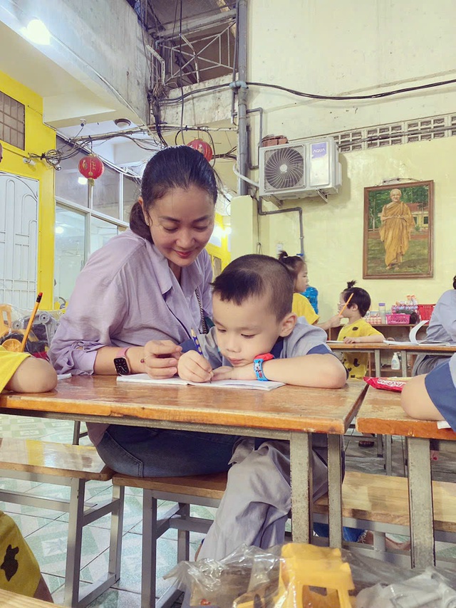 Phóng viên Tú Anh trong một lần đến thăm lóp học của các bạn nhỏ tại chàu Kỳ Quang 2. Phóng viên Tú Anh trong một lần đến thăm lóp học của các bạn nhỏ tại chàu Kỳ Quang 2.