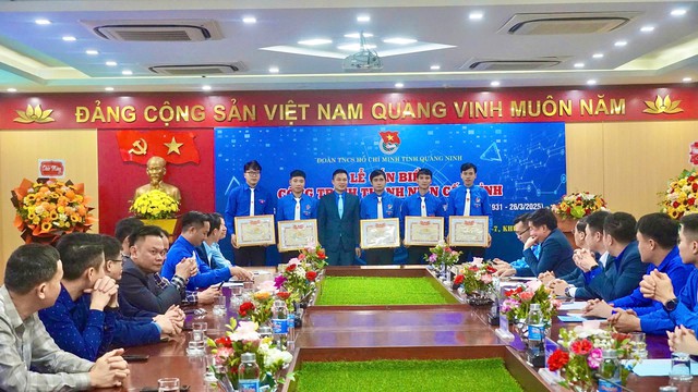 Anh Hoàng Việt Phương tiếp tục được bầu làm Bí thư Đoàn Than Quảng Ninh, nhiệm kỳ 2025 - 2030- Ảnh 5. Anh Hoàng Việt Phương tiếp tục được bầu làm Bí thư Đoàn Than Quảng Ninh, nhiệm kỳ 2025 - 2030- Ảnh 5.