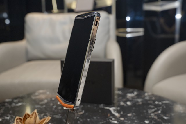 Khung th&eacute;p chịu lực 150kg, bảo mật qu&acirc;n sự: Smartphone độc nhất thế giới lộ diện, kh&aacute;ch Việt c&oacute; thể mua- Ảnh 2.