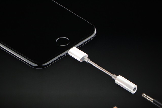 Chỉ là cái dongle 3.5mm để nghe nhạc cũng "thượng vàng, hạ cám": Dongle Apple 300 nghìn khác gì loại cao cấp giá hơn 3 triệu?- Ảnh 1.