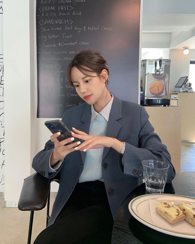 Người lương “tàm tạm” lúc giá vàng cao: Cả tháng không mua nổi nửa chỉ, canh giá làm gì cho nặng đầu?- Ảnh 3. Người lương “tàm tạm” lúc giá vàng cao: Cả tháng không mua nổi nửa chỉ, canh giá làm gì cho nặng đầu?- Ảnh 3.