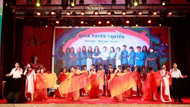 Ca khúc "Tuyên truyền ca" mang đến không khí hào hùng, mở màn chương trình hứa hẹn đầy sôi động. (Ảnh:BTC) Ca khúc "Tuyên truyền ca" mang đến không khí hào hùng, mở màn chương trình hứa hẹn đầy sôi động. (Ảnh:BTC)