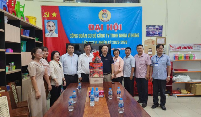 + Hình 2: Đoàn công tác của Chủ tịch UBND phường Phú Thạnh Phan Sĩ Đạt (người thứ 6, bên phải qua) chụp hình lưu niệm với đại diện Công ty TNHH Nhựa Vĩ Hưng. + Hình 2: Đoàn công tác của Chủ tịch UBND phường Phú Thạnh Phan Sĩ Đạt (người thứ 6, bên phải qua) chụp hình lưu niệm với đại diện Công ty TNHH Nhựa Vĩ Hưng.
