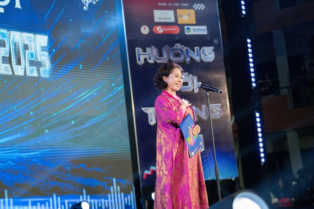 KHI THANH XUÂN CẤT TIẾNG: SỨC TRẺ HCCTERS BÙNG NỔ TRONG SỰ KIỆN “CHÀO TÂN HỌC SINH - SINH VIÊN HCCT”- Ảnh 2. KHI THANH XUÂN CẤT TIẾNG: SỨC TRẺ HCCTERS BÙNG NỔ TRONG SỰ KIỆN “CHÀO TÂN HỌC SINH - SINH VIÊN HCCT”- Ảnh 2.