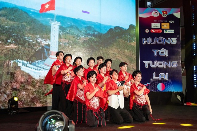 KHI THANH XUÂN CẤT TIẾNG: SỨC TRẺ HCCTERS BÙNG NỔ TRONG SỰ KIỆN “CHÀO TÂN HỌC SINH - SINH VIÊN HCCT”- Ảnh 3. KHI THANH XUÂN CẤT TIẾNG: SỨC TRẺ HCCTERS BÙNG NỔ TRONG SỰ KIỆN “CHÀO TÂN HỌC SINH - SINH VIÊN HCCT”- Ảnh 3.