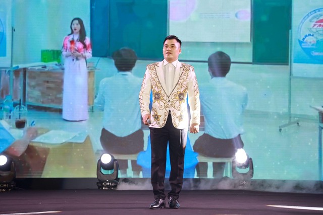 KHI THANH XUÂN CẤT TIẾNG: SỨC TRẺ HCCTERS BÙNG NỔ TRONG SỰ KIỆN “CHÀO TÂN HỌC SINH - SINH VIÊN HCCT”- Ảnh 4. KHI THANH XUÂN CẤT TIẾNG: SỨC TRẺ HCCTERS BÙNG NỔ TRONG SỰ KIỆN “CHÀO TÂN HỌC SINH - SINH VIÊN HCCT”- Ảnh 4.