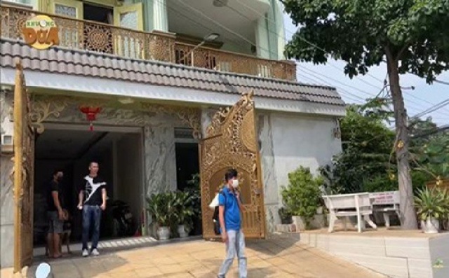 Nam danh hài lấy vợ 3 kém 29 tuổi: Cầm 300 cây vàng mua ô tô, mở nhà hàng 10 tỷ- Ảnh 5.