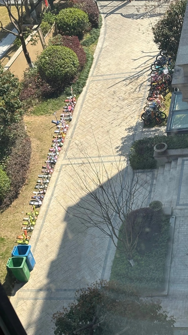 Bí mật phía sau bãi đỗ xe trường mầm non đang khiến MXH phát sốt- Ảnh 2.