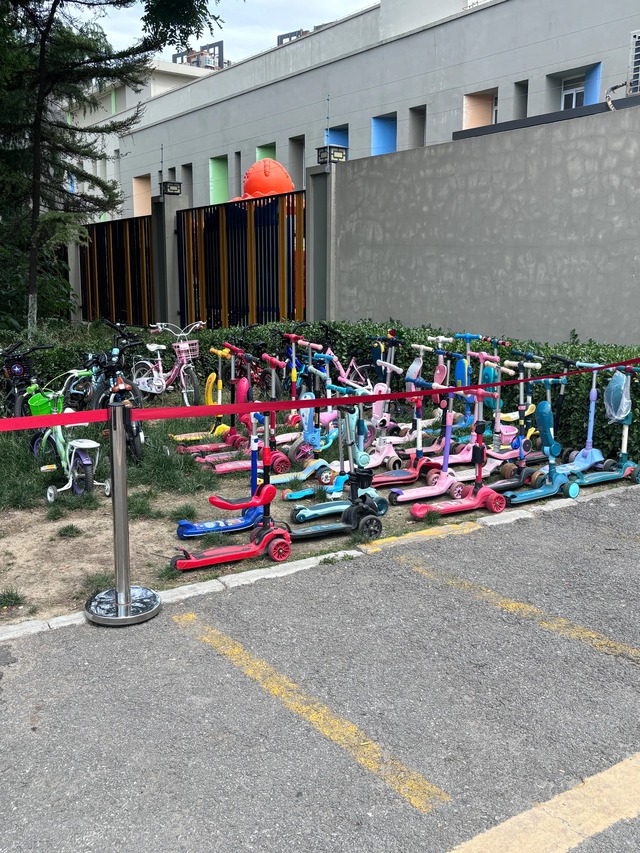 Bí mật phía sau bãi đỗ xe trường mầm non đang khiến MXH phát sốt- Ảnh 4.