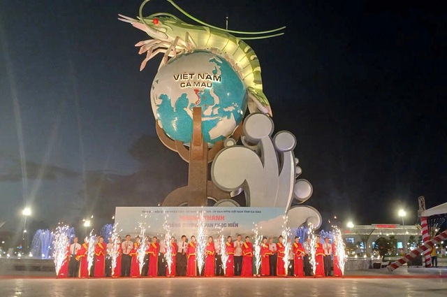 Lãnh đạo Trung ương và địa phương cắt băng khánh thành quảng trường Phan Ngọc Hiển. Lãnh đạo Trung ương và địa phương cắt băng khánh thành quảng trường Phan Ngọc Hiển.