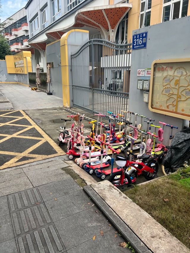 Bí mật phía sau bãi đỗ xe trường mầm non đang khiến MXH phát sốt- Ảnh 1.