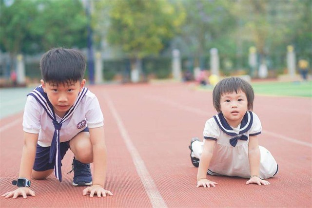 Nỗi băn khoăn của mẹ: Con ở nh&agrave; th&igrave; khỏe mạnh, sao đến lớp lại cứ ốm suốt?- Ảnh 2.