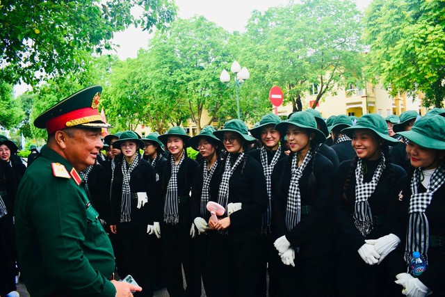 Nữ sinh viên ĐHQG-Hồ Chí Minh được khen thưởng các cấp vì thành tích nổi bật trong hoạt động tham gia diễu binh, diễu hành tại Lễ kỷ niệm 80 năm Cách mạng Tháng Tám và Quốc khánh nước Cộng hòa xã hội chủ nghĩa Việt Nam- Ảnh 1. Nữ sinh viên ĐHQG-Hồ Chí Minh được khen thưởng các cấp vì thành tích nổi bật trong hoạt động tham gia diễu binh, diễu hành tại Lễ kỷ niệm 80 năm Cách mạng Tháng Tám và Quốc khánh nước Cộng hòa xã hội chủ nghĩa Việt Nam- Ảnh 1.